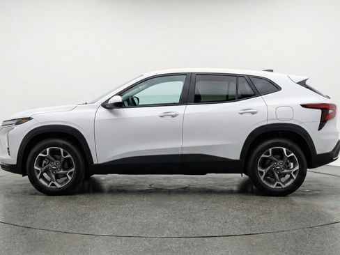 Used 2025 Chevrolet Trax LT w/ LT Convenience Package image 5