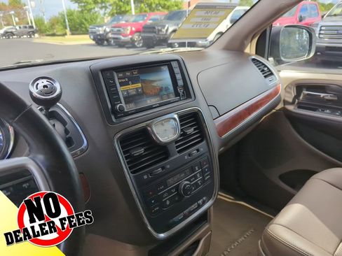 Used 2015 Chrysler Town & Country Touring-L w/ Driver Convenience Group image 11