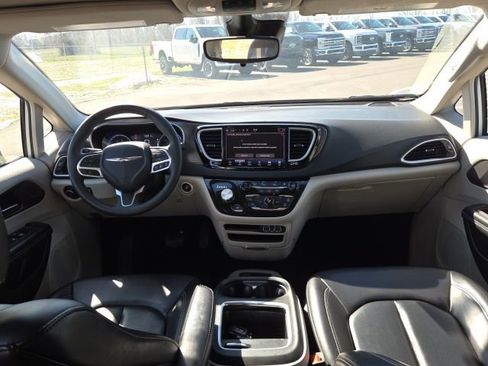 Used 2023 Chrysler Pacifica Touring-L FWD image 22
