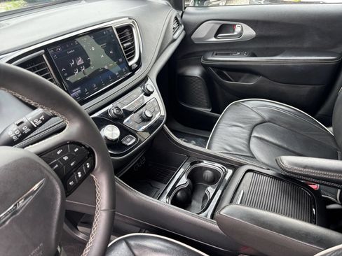 Used 2025 Chrysler Pacifica Limited FWD image 46