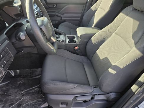 Certified 2025 Toyota Tacoma SR5 AWD/4WD image 35