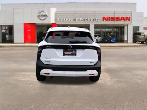 Used 2025 Nissan Kicks SV image 4