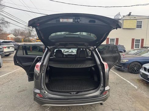 Used 2018 Toyota RAV4 SE image 12