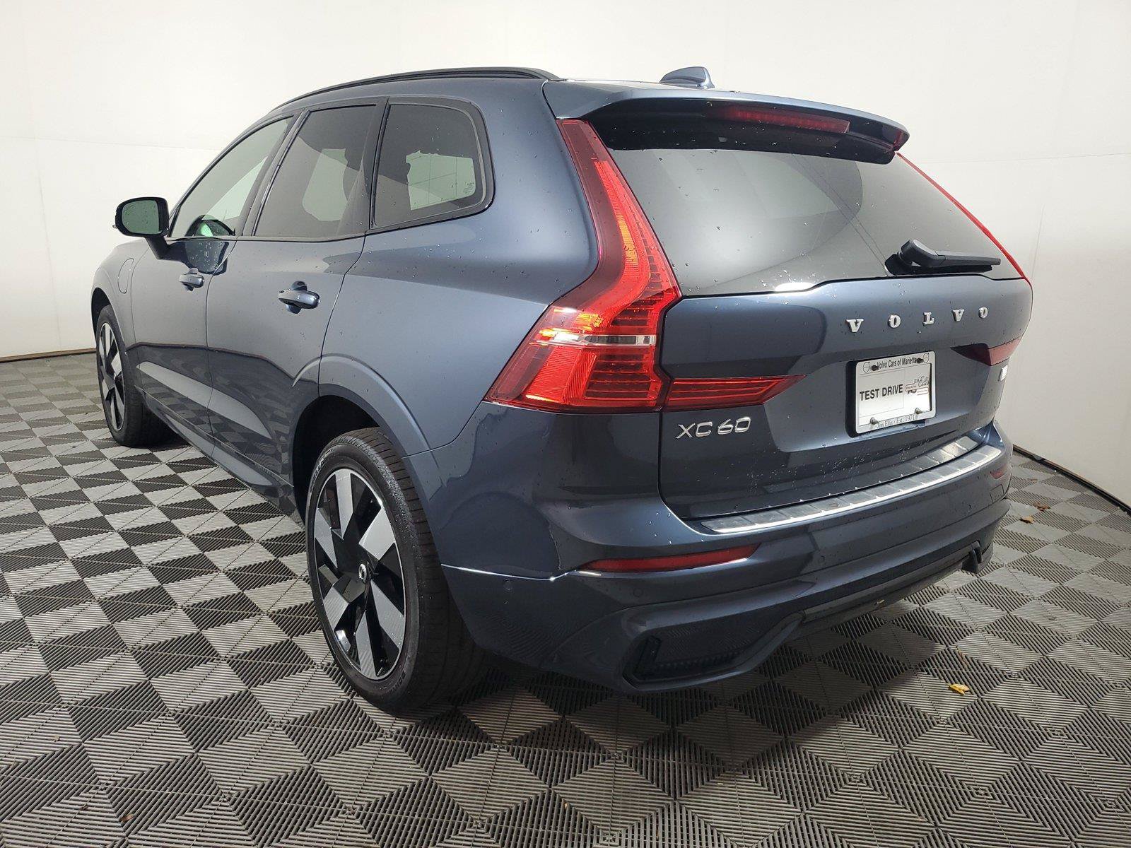Used 2024 Volvo XC60 T8 Plus w/ Protection Package Premier AWD/4WD image 4