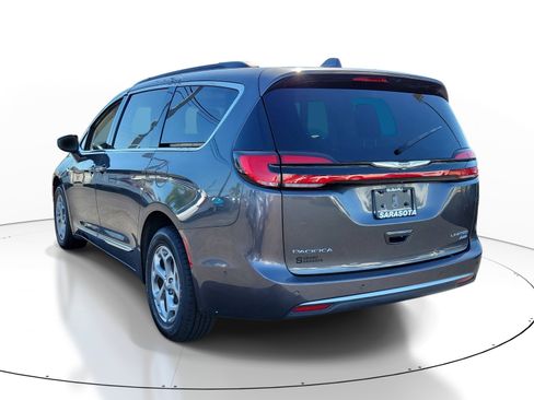 Used 2022 Chrysler Pacifica Limited AWD/4WD image 4