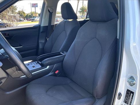 Used 2022 Toyota Highlander LE image 18