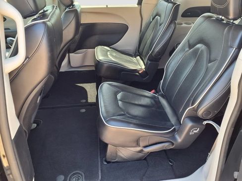 Used 2023 Chrysler Pacifica Limited FWD image 23
