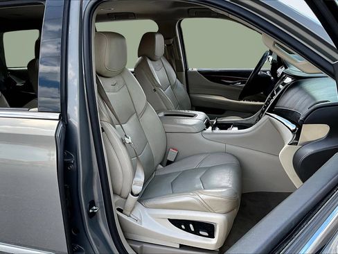 Used 2018 Cadillac Escalade 2WD image 31