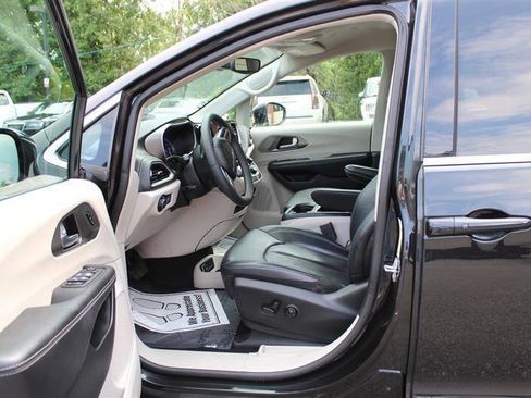 Used 2022 Chrysler Pacifica Touring-L w/ Uconnect Theater Family Group AWD/4WD image 10