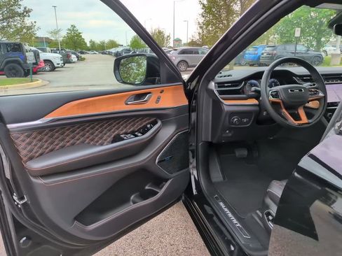 Used 2024 Jeep Grand Cherokee L Summit AWD/4WD image 18