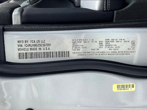Used 2025 Jeep Grand Cherokee Limited AWD/4WD image 19