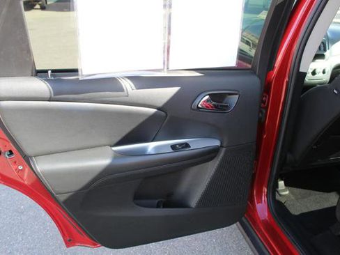 Used 2016 Dodge Journey SE w/ Flexible Seating Group image 11