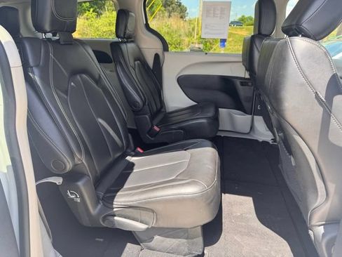 Used 2023 Chrysler Pacifica Touring-L FWD image 14