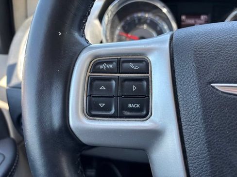 Used 2014 Chrysler Town & Country Touring FWD image 12