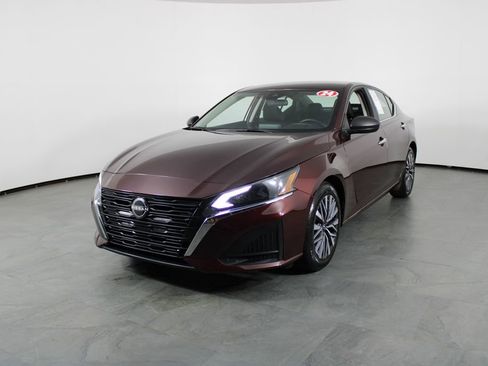 Used 2024 Nissan Altima 2.5 SV FWD image 1