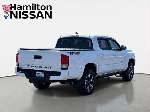Used 2017 Toyota Tacoma TRD Sport AWD/4WD image 2