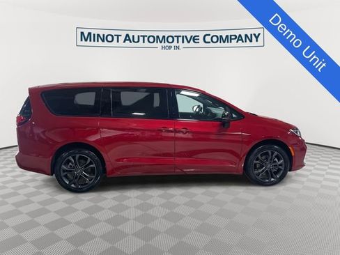 New 2026 Chrysler Pacifica Select image 9