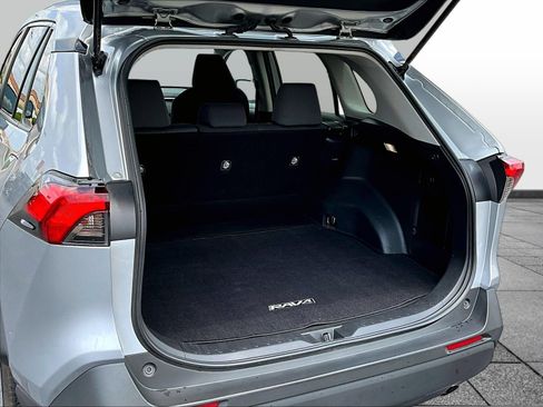 Used 2020 Toyota RAV4 XLE AWD/4WD image 9