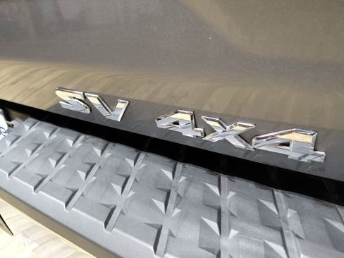 Used 2018 Nissan Titan SV image 22