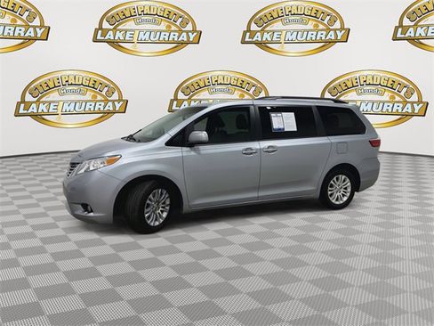 Used 2015 Toyota Sienna XLE image 8