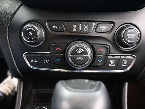Used 2019 Jeep Cherokee Trailhawk AWD/4WD image 25