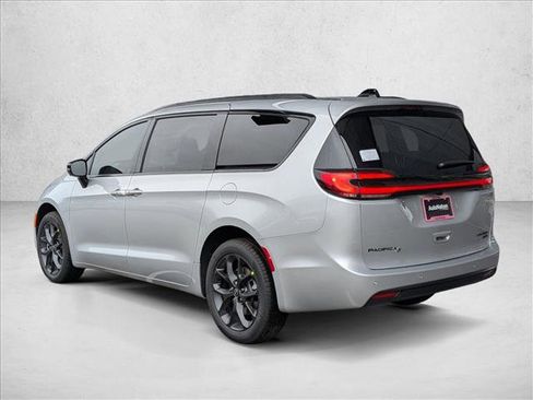 New 2026 Chrysler Pacifica Limited w/ S Appearance Package AWD/4WD image 8
