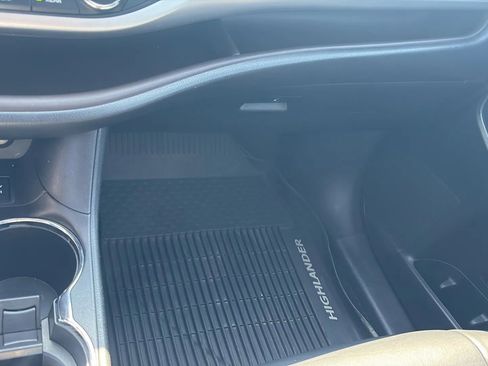 Used 2017 Toyota Highlander XLE image 30