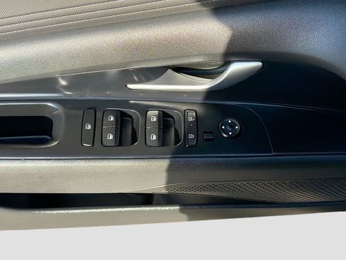 Certified 2025 Hyundai Elantra SEL image 17