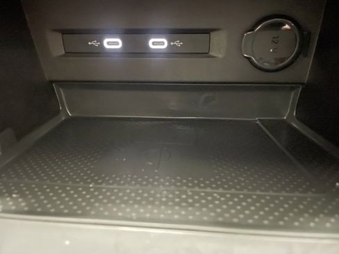 Certified 2022 Volkswagen Taos SE w/ Panoramic Sunroof Package image 23