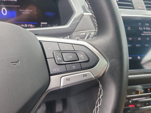 Used 2024 Volkswagen Tiguan SE w/ Panoramic Sunroof Package FWD image 30