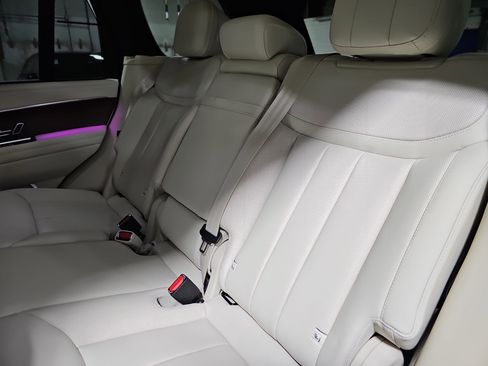 Used 2025 Land Rover Range Rover SE image 16