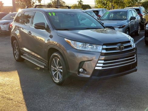 Used 2017 Toyota Highlander XLE image 4