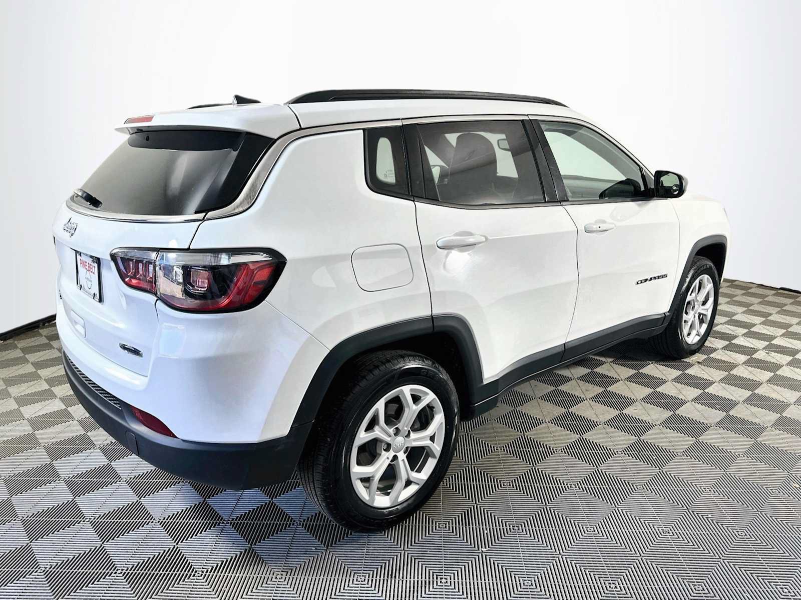 Used 2024 Jeep Compass Latitude AWD/4WD image 4