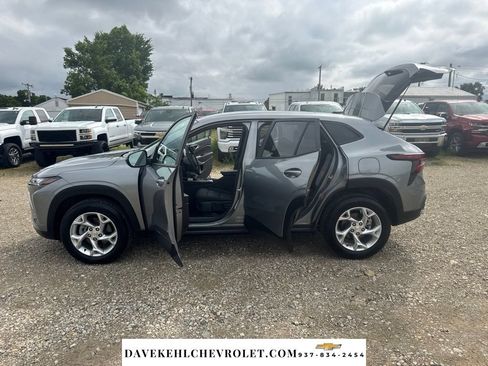 Used 2025 Chevrolet Trax LS w/ LS Convenience Package FWD image 12