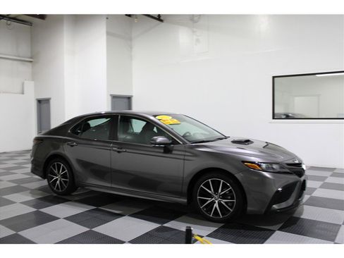 Used 2023 Toyota Camry SE image 1