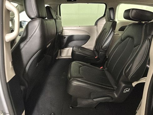 Used 2024 Chrysler Pacifica Touring-L FWD image 25