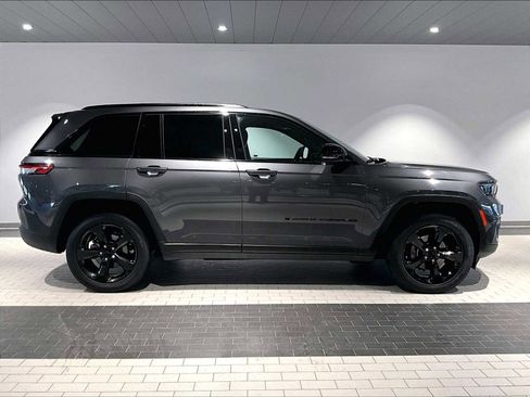 Used 2023 Jeep Grand Cherokee Altitude image 11