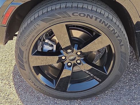 Used 2024 Land Rover Defender 110 X-Dynamic SE image 10