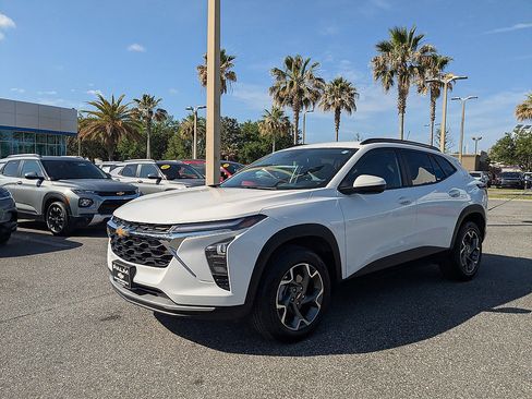 Certified 2025 Chevrolet Trax LT w/ LT Convenience Package FWD image 7