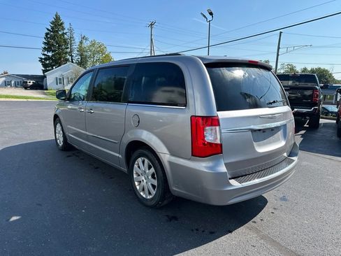 Used 2016 Chrysler Town & Country Touring w/ Driver Convenience Group FWD image 2