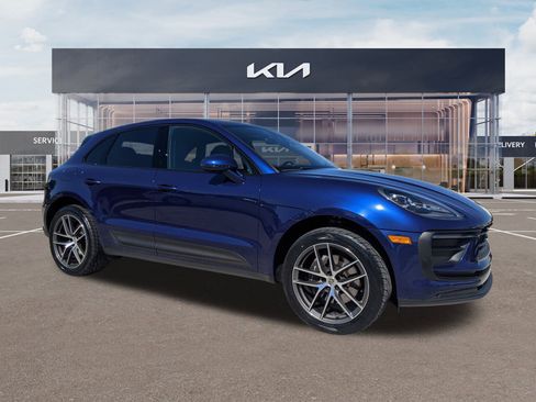 Used 2023 Porsche Macan Turbo image 2