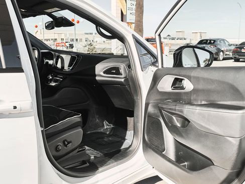 Used 2025 Chrysler Pacifica Limited image 9