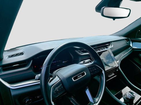 Used 2022 Jeep Grand Cherokee L Laredo image 11