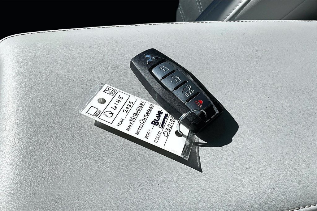 Used 2025 Mitsubishi Outlander SE AWD/4WD image 11