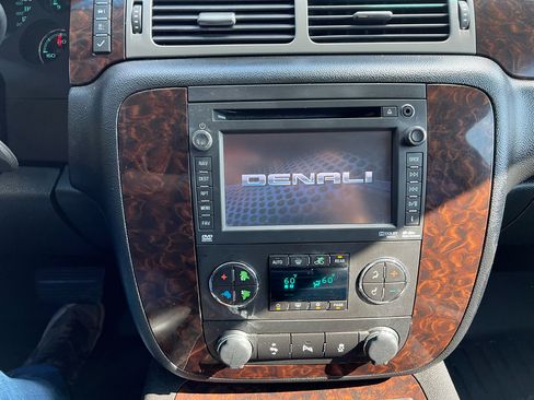 Used 2014 GMC Yukon XL Denali image 16