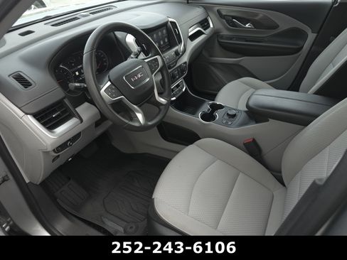Used 2024 GMC Terrain SLE w/ Driver Convenience Package FWD image 9