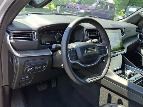 Used 2024 Jeep Wagoneer Series III AWD/4WD image 25