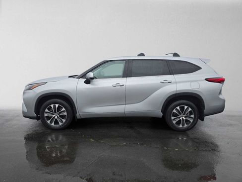 Used 2022 Toyota Highlander XLE AWD/4WD image 7