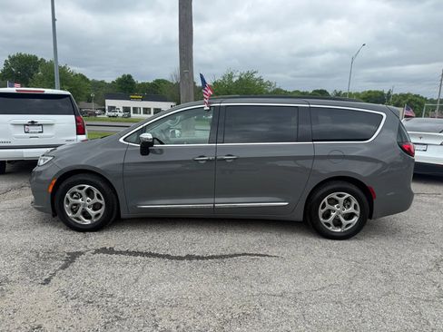 Used 2023 Chrysler Pacifica Limited FWD image 8