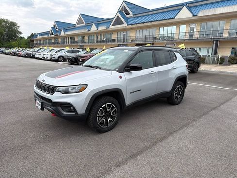 Used 2025 Jeep Compass Trailhawk AWD/4WD image 4